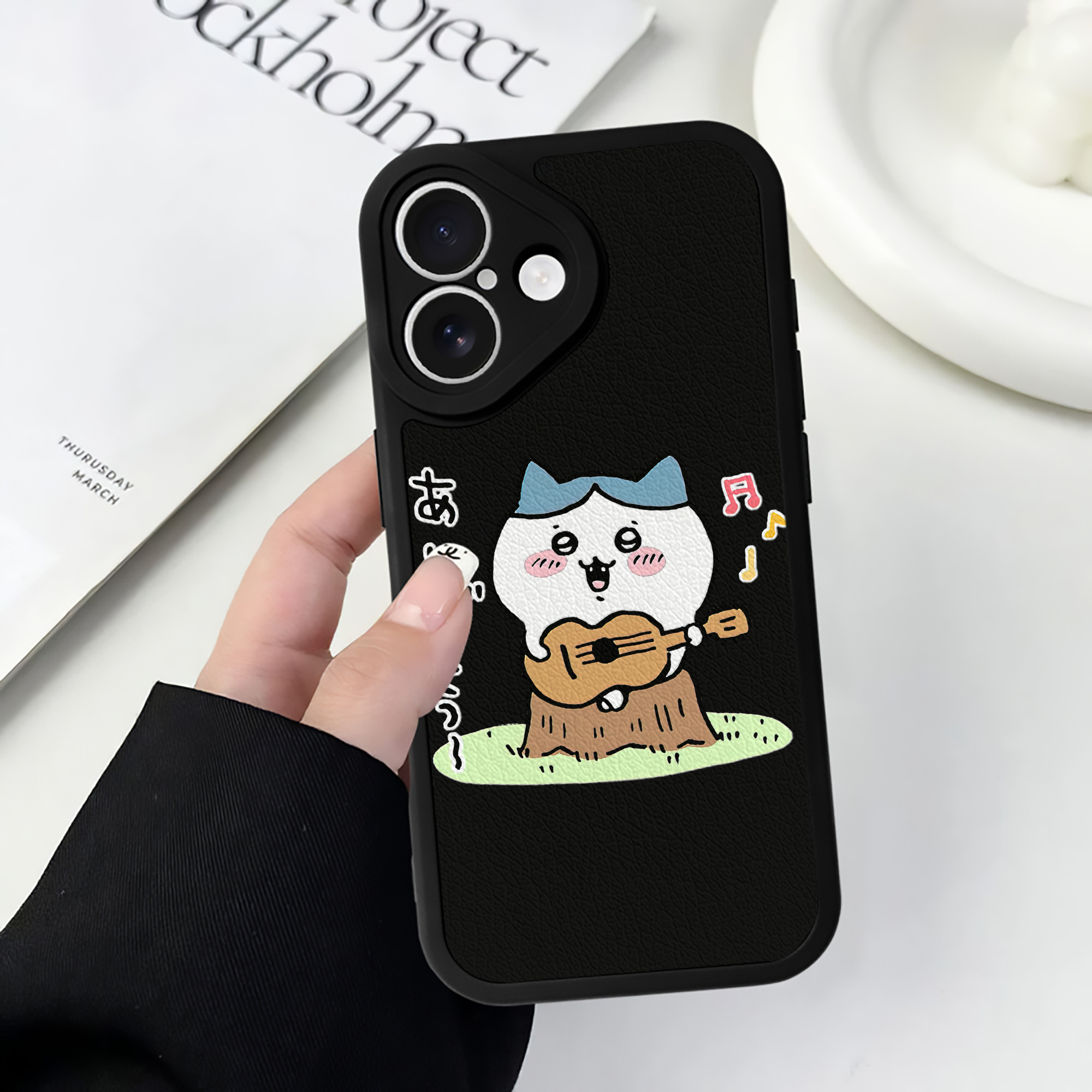 （画像用） ちいかわ ハチワレ Chii-kawa hachiware 【iPhone 16シリーズ対応】シリコンスマホケース（レザー調） 材質：シリコン